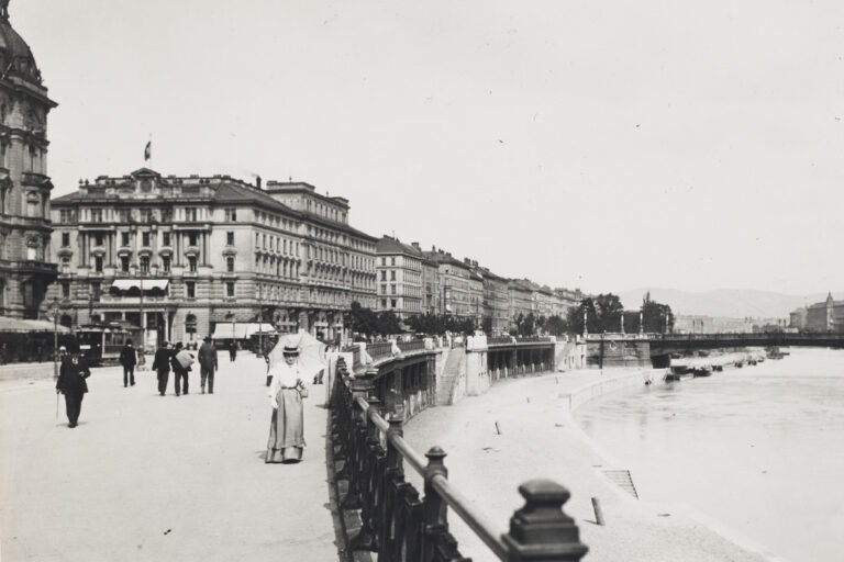Franz-Josefs-Kai, Donaukanal, Geländer, Frau mit Schirm