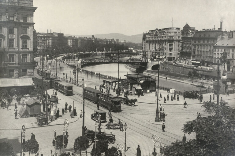 historische Aufnahme, Schwedenplatz, Donaukanal, Kai, Straßenbahnen, Autos, Dianabad