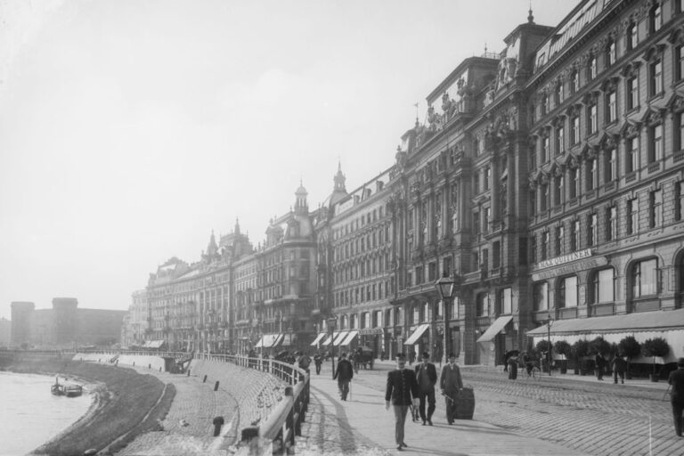 historische Aufnahme des Franz-Josefs-Kais, Häuserzeile, Leute, Donaukanal