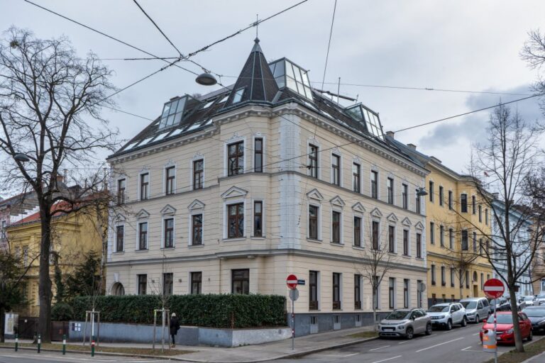 Altbau mit neu hinzugefügtem Fassadendekor