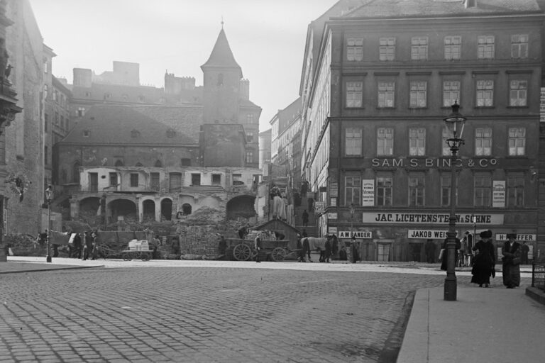 Platz in Wien, Kirche
