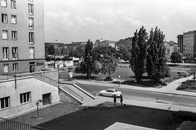 Morzinplatz, Auto, Leute, Bäume