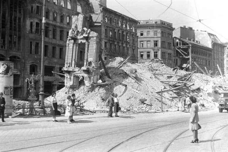 zerstörtes Gebäude am Schwedenplatz
