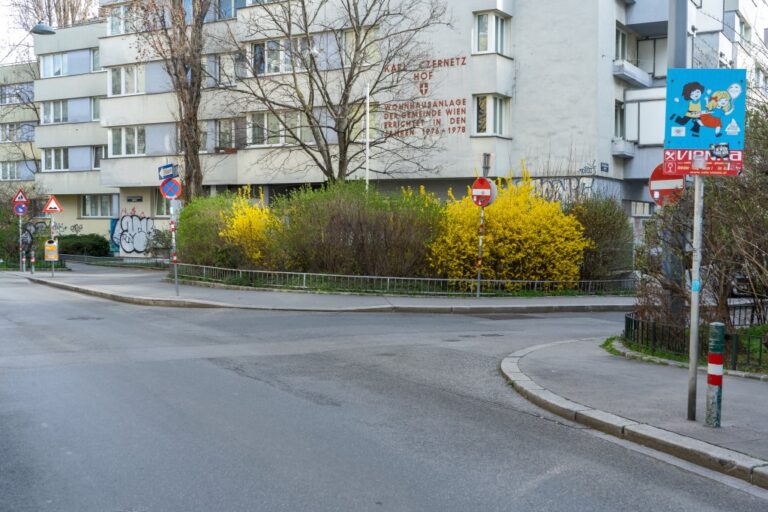 Straße, Verkehrsschilder, Gemeindebau