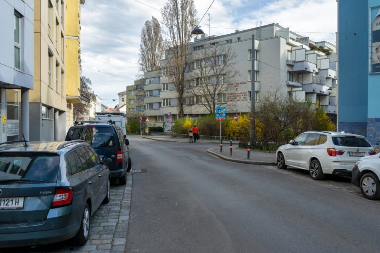Clementinengasse, Autos, Fahrbahn, Gemeindebau