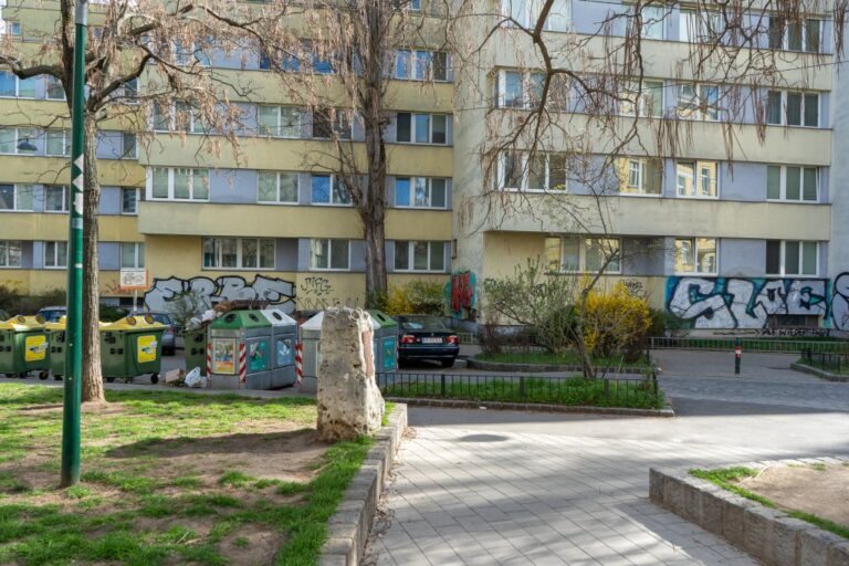 Straße neben einem Park, Wohnhausanlage