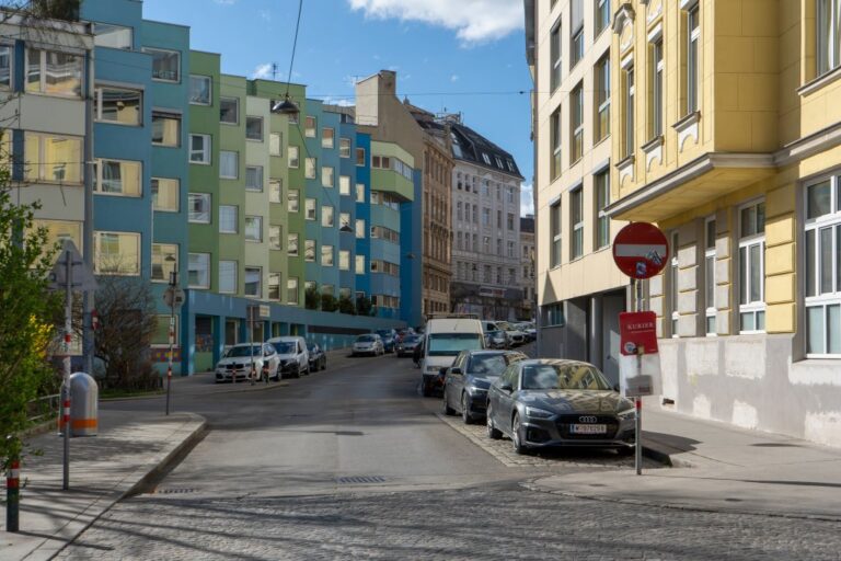 Clementinengasse, Häuser, Autos