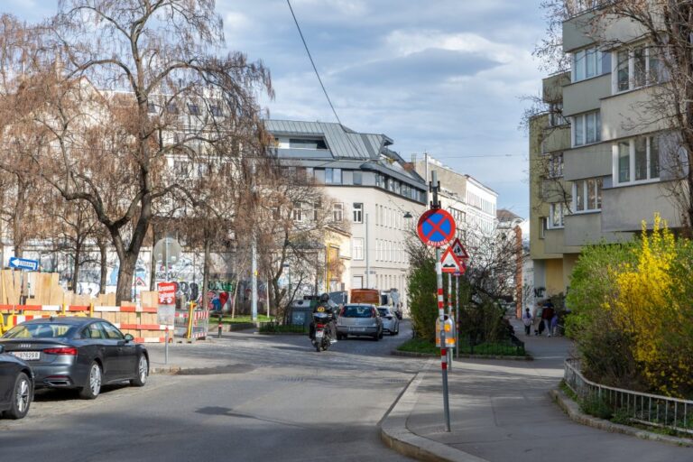 Straße zwischen einem Park und einer Wohnhausanlage in Wien