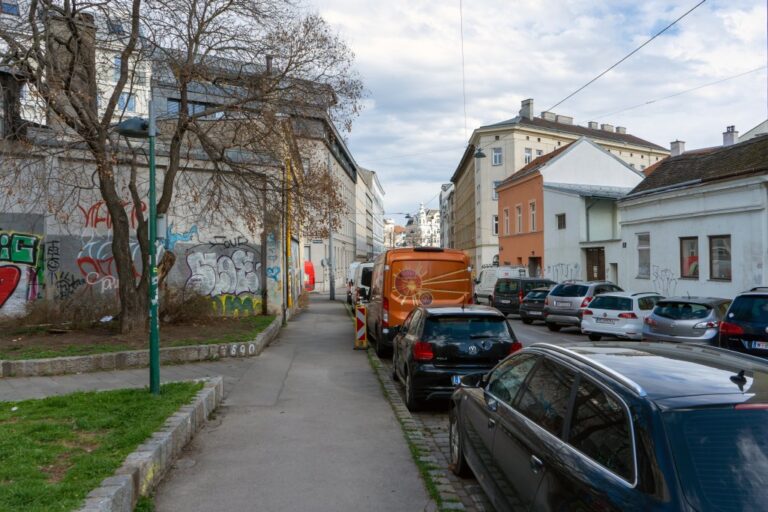 parkende Autos, Baum, Häuser, Clementinengasse