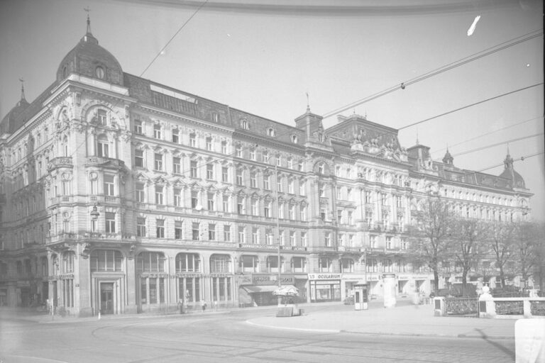 alte Aufnahme von Häusern am Franz-Josefs-Kai