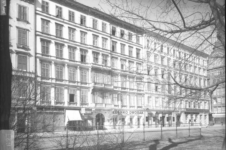 alte Aufnahme von Häusern am Franz-Josefs-Kai, Zaun, Bäume
