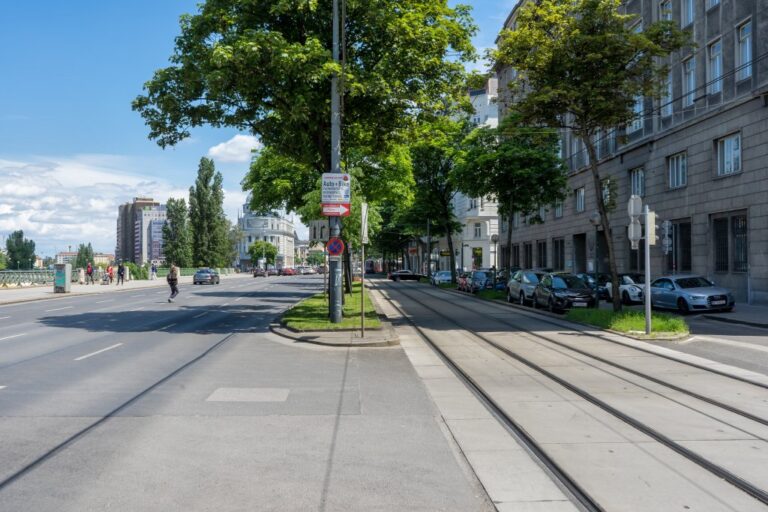 Straße, Bäume, Schienen, Gebäude, Autos
