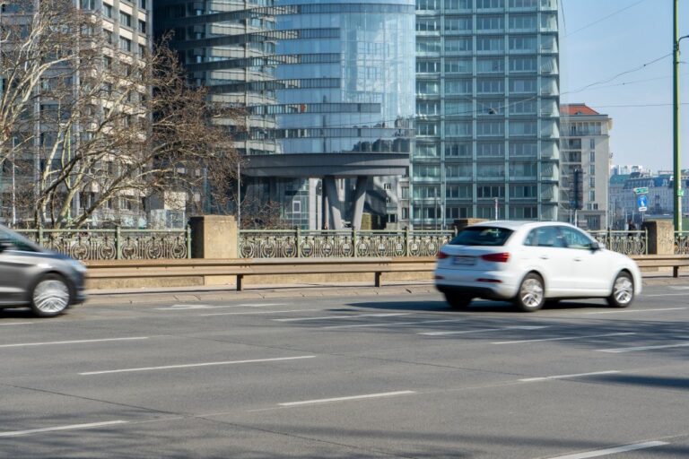 Autos, Straße, Bürogebäude