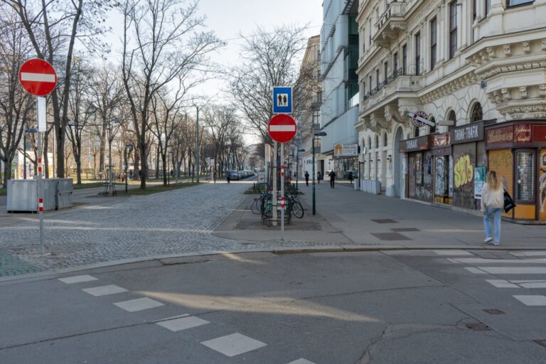 Gehsteig, Fußgängerzone, Straße, Bäume, Häuserzeile