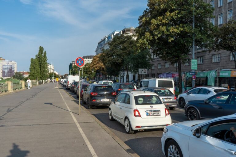 viele Autos auf einer Straße, Gehsteig, Straßenbahn