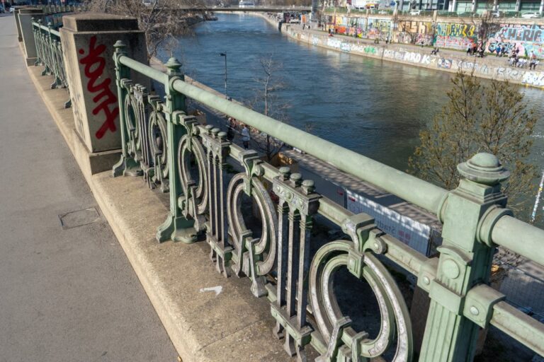 Geländer neben einem Kanal