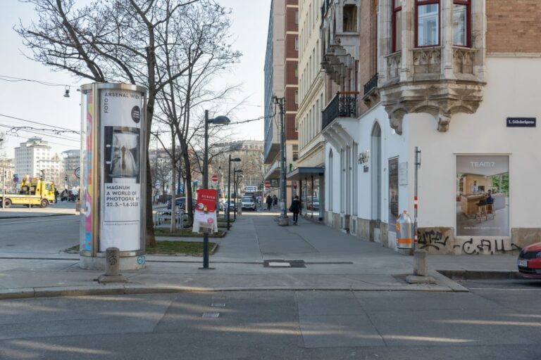 Gehsteig, Straße, Häuserzeile, Bäume, Litfaßsäule