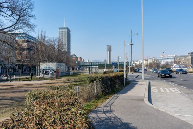 Straße neben einer Grünfläche, Hochhaus, Autos
