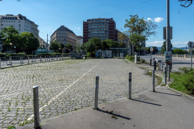 gepflasterter Parkplatz neben einer Straße in Wien