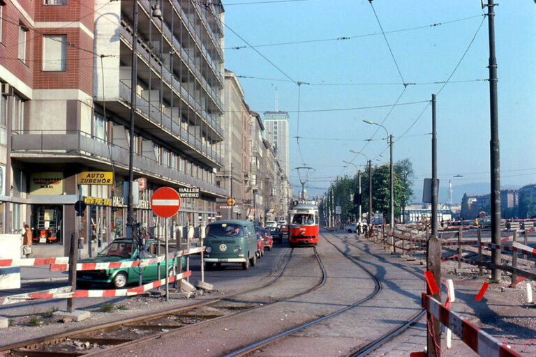 Straßenbahn und Autos am Franz-Josefs-Kai, Baustelle