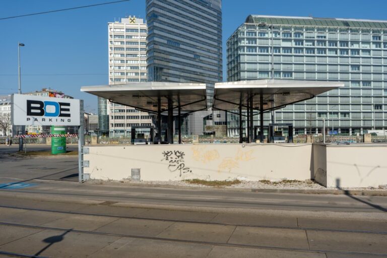 Tankstelle vor drei Hochhäusern in Wien
