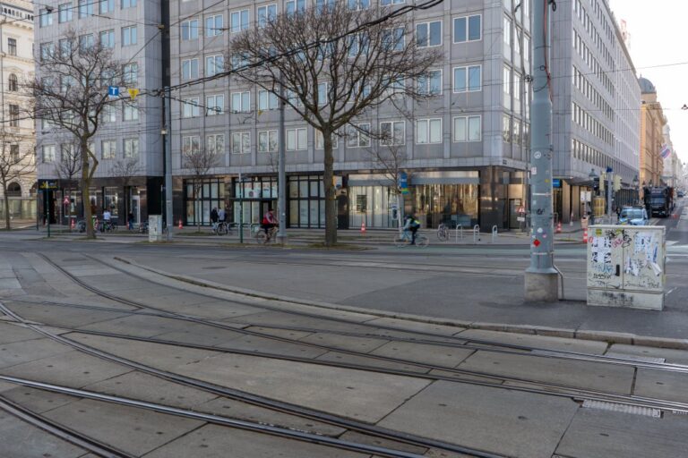 Gleise vor einem Bürogebäude