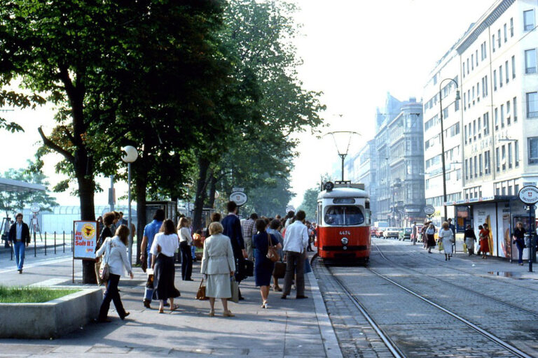 Straßenbahn, Leute, Station, Häuserzeile, Bäume, Schienen