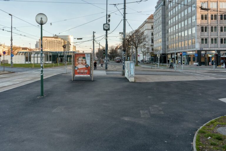 Asphaltfläche, Ringturm, Laterne, Würfeluhr, Straße