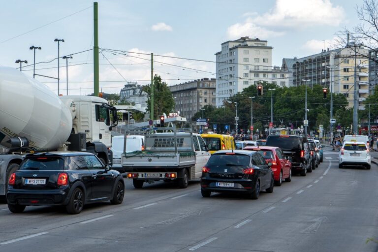 Fahrzeuge stehen bei einer roten Ampel am Franz-Josefs-Kai in 1010 Wien