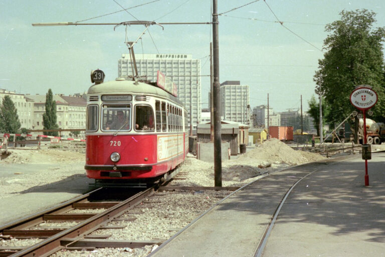 Straßenbahn, Baustelle, Bürohäuser
