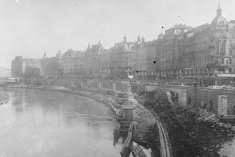 Bau der Stadtbahn neben dem Donaukanal, Franz-Josefs-Kai, Häuserzeile