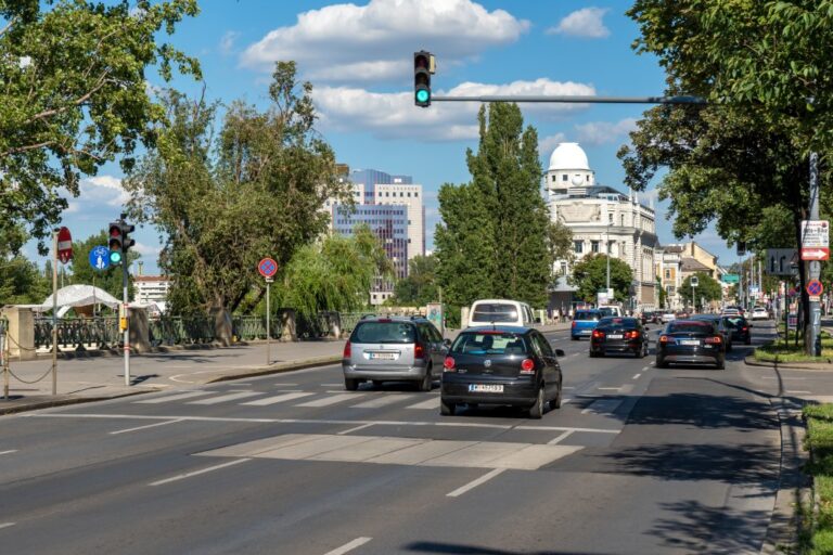 Straße mit mehreren Fahrspuren in Wien, Autos, Bäume, Urania, Ampel, Zebrastreifen