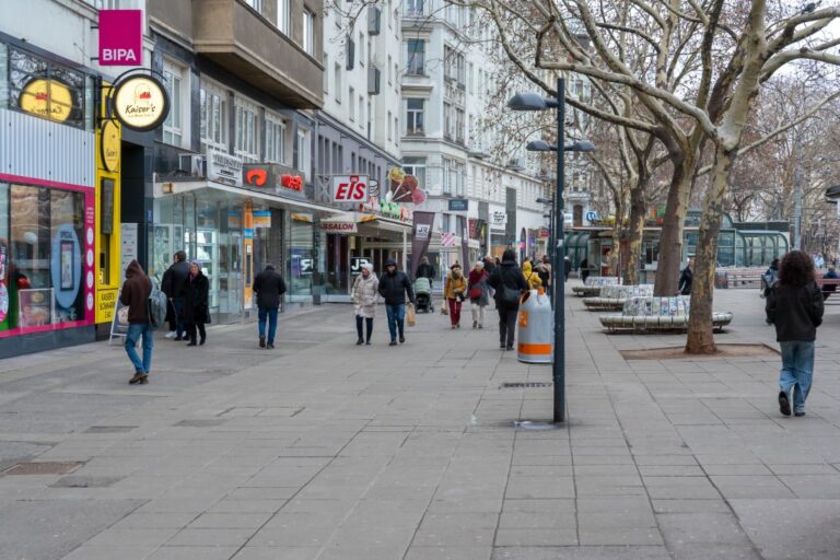 Leute gehen in einer Fußgängerzone im Winter