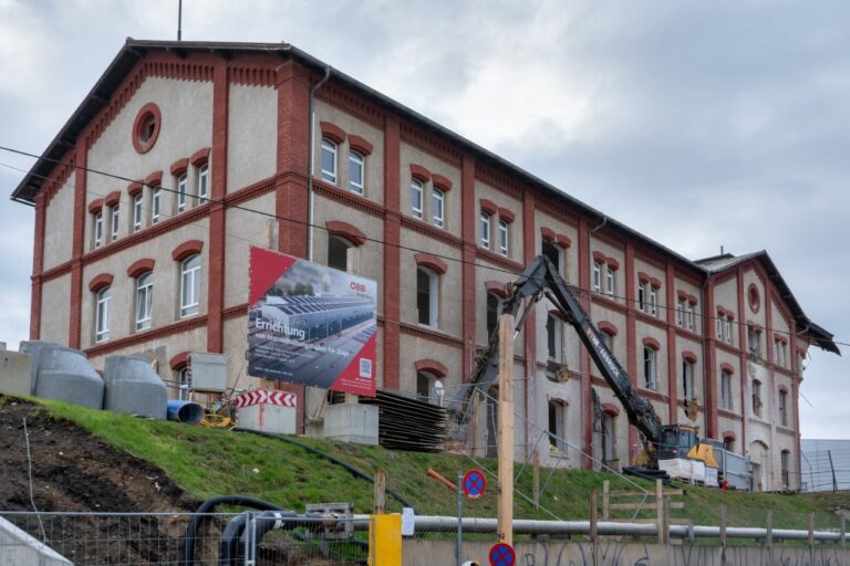 altes Gebäude der ÖBB während des Abrisses