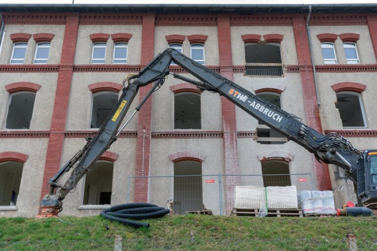Bagger vor einem Abbruchhaus in der Grillgasse