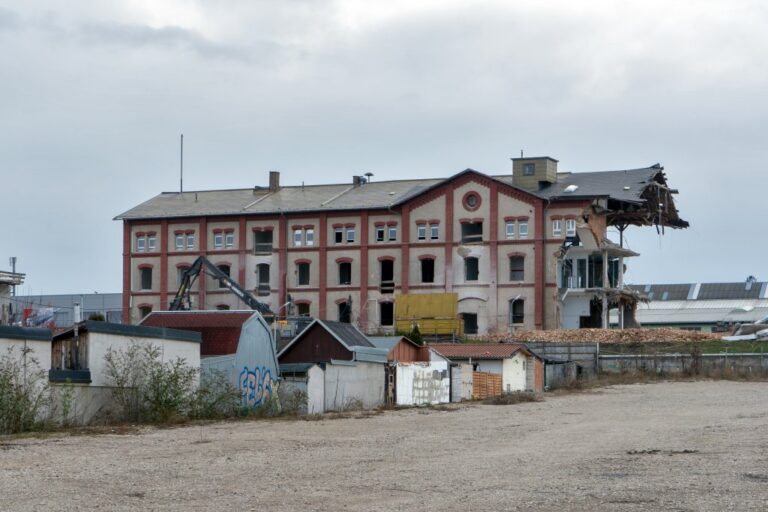 Gebäude wird abgerissen, Kleingärten, leeres Grundstück