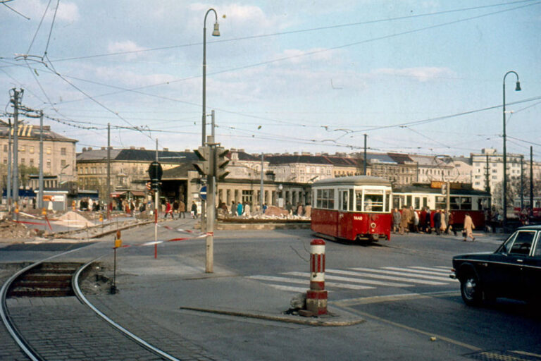 Straßenbahn biegt vom Schottenring in den Franz-Josefs-Kai ein
