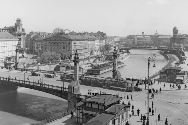 Straßenbahn fährt über eine Brücke, historische Aufnahme von Wien