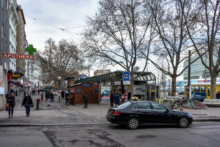 Schwedenplatz, Leute, Auto, Fußgängerzone, Apotheke, Bäume
