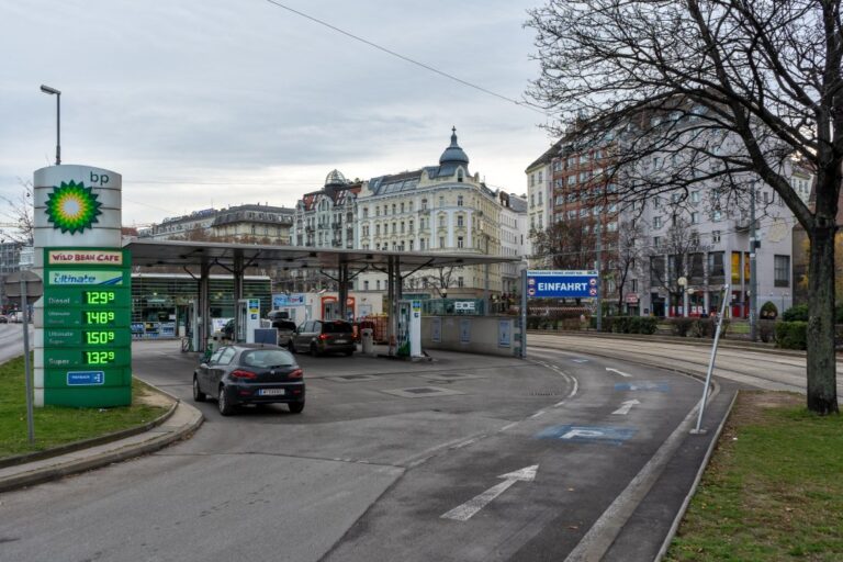 Tankstelle vor einer Häuserzeile in Wien, Baum, Straße, Gleise, Innere Stadt