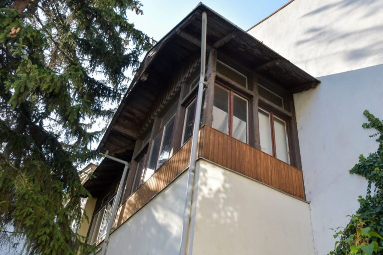 Anbau aus Holz bei einem Altbau in Simmering