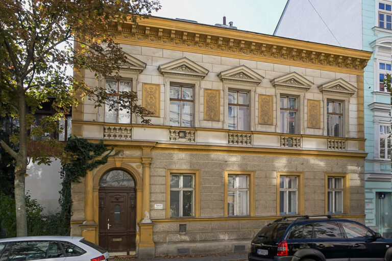 Altbau in Wien-Simmering mit Historismusfassade