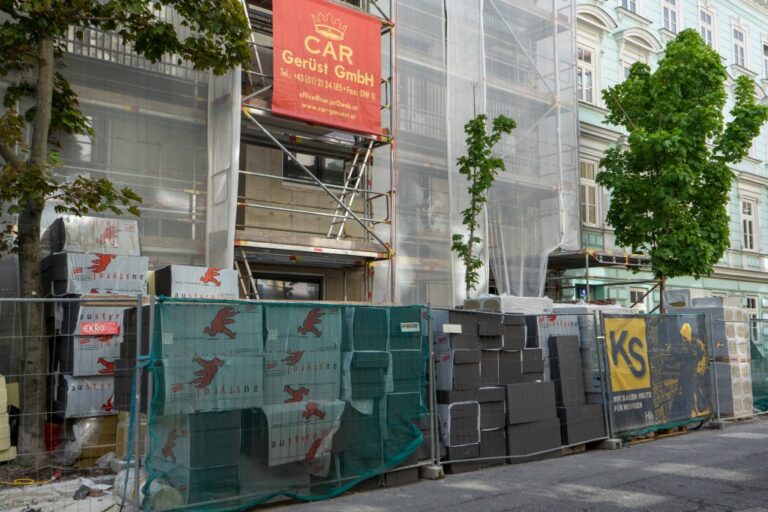 Baustelle, Gerüst, Bäume, Dämmplatten, Bauzaun