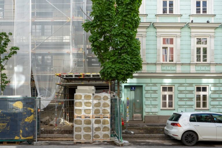 neues Gebäude neben einem Altbau wird errichtet