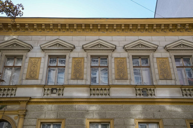 Fassade eines Altbaus mit Historismus-Dekor in Wien-Simmering