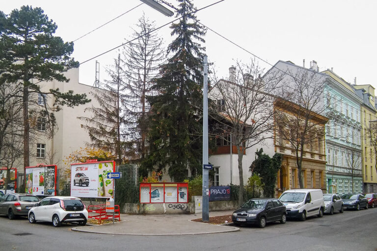 Altbauten, Kreuzung, Bäume