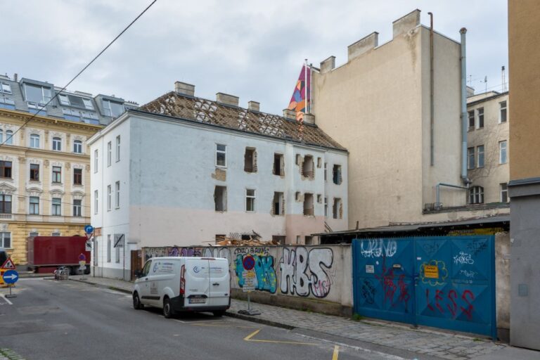 Altbau wird abgerissen, abgedecktes Dach, herausgerissene Fenster