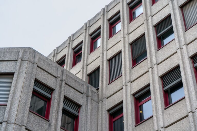 Nahaufnahme der Fassade eines Bürogebäudes, Waschbeton