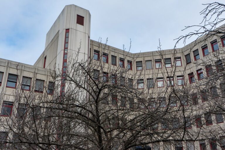 Bürogebäude mit Waschbetonfassade, kahle Bäume