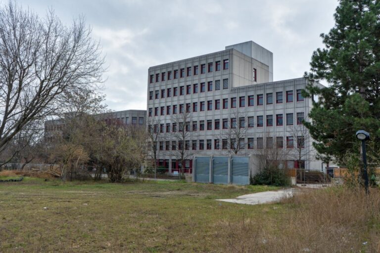 ehemaliges Bürogebäude der Firma Siemens in Wien-Favoriten, Bäume, Park